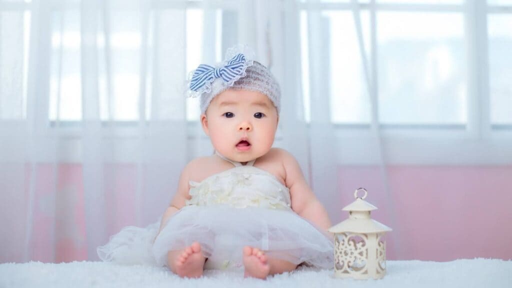 天使のような白いドレスを着た赤ちゃん。