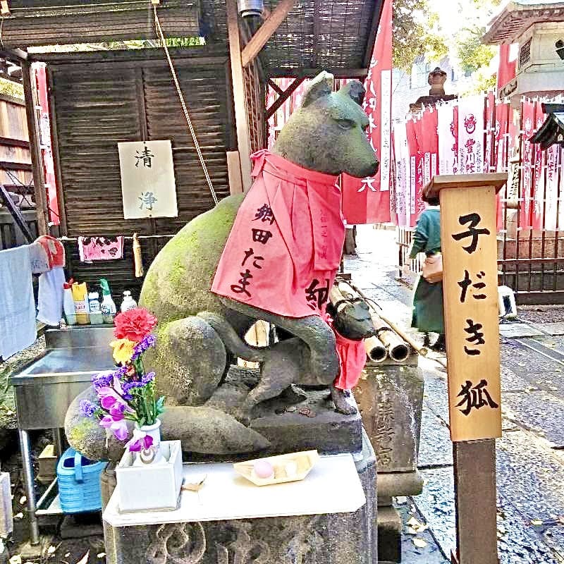 豊川稲荷東京別院の子宝ご利益スポット「子だき狐」