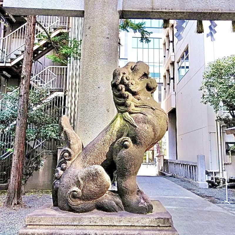 日本橋日枝神社の子宝ご利益スポット「天を見上げる狛犬」