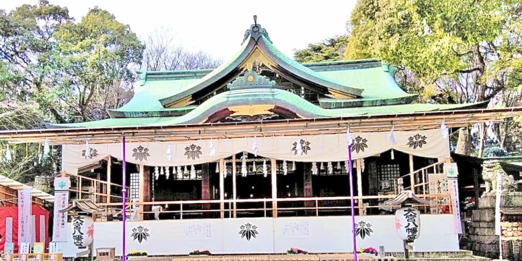 大宮八幡宮さまのご祭神の一柱に神神功皇后（聖母大神）さまをお祀りしているお宮で「子授け」「安産」「子育て」のご神徳があるとされています。