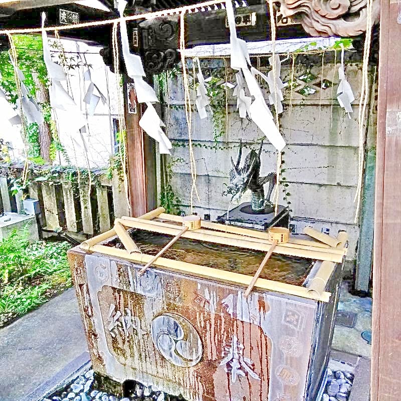 東京都品川の駅前にある高山稲荷神社さまの手水舎ですが、コロナ対応がされる前の写真です。