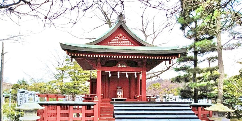 鶴岡八幡宮さまの境内末社の一つ、旗上辨財天社さまです。鎌倉七福神めぐりの一つ：弁財天さまが祀られているお社です。